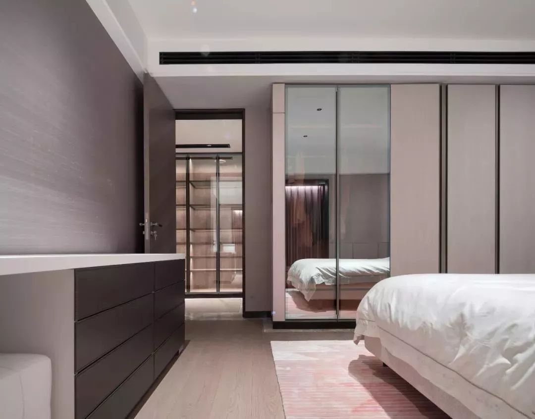 利用率|还在买衣柜现在流行“挖墙”装衣橱!