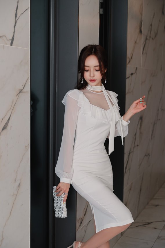 雪纺薄纱包臀裙穿搭修身舒适，孙允珠穿起来显凹凸身材，气质养眼