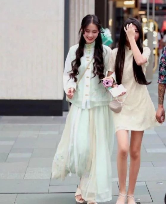 街拍:打电话的小美女,亮丽的穿搭,修长美腿真的养眼