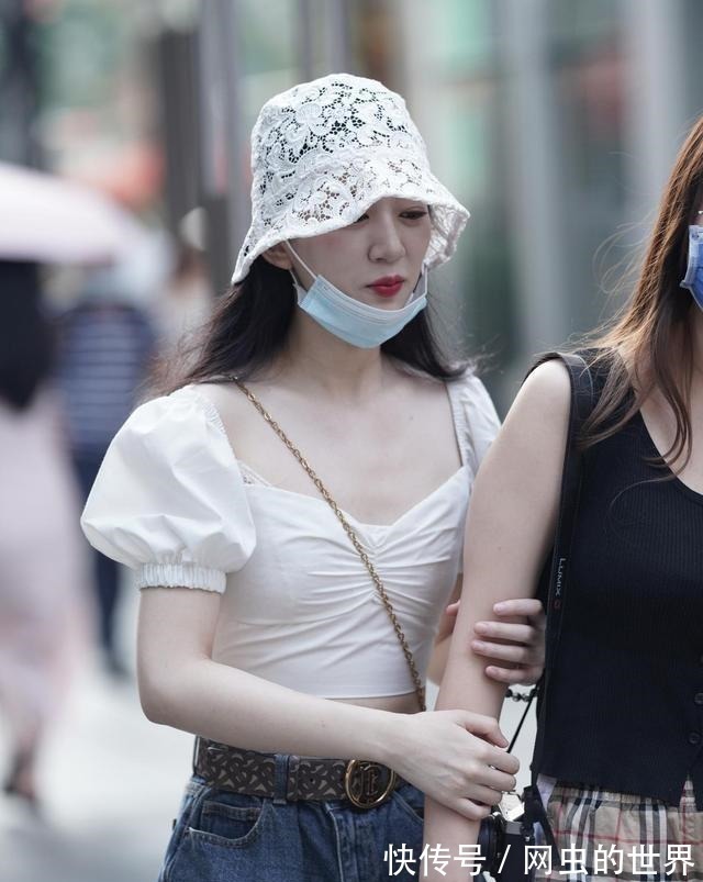 蕾丝 黑色吊带背心搭配黑色牛仔裤,颜色和谐,凸显人体曲线!