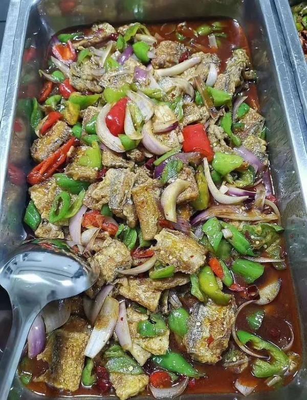 朋友请我做饭堂大锅饭，给300元我做了5个菜，回头却说我捞了不少