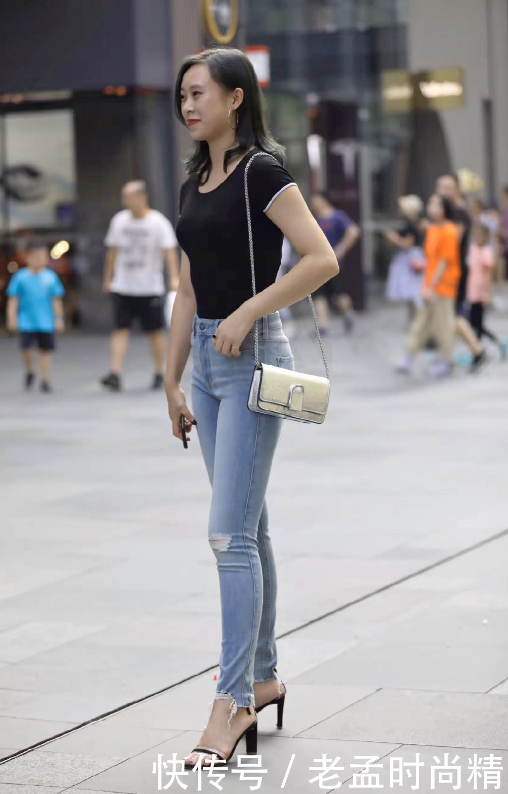 小姐姐|破洞牛仔裤休闲个性,搭配款式时髦洋气的T恤,造型想不靓丽都难