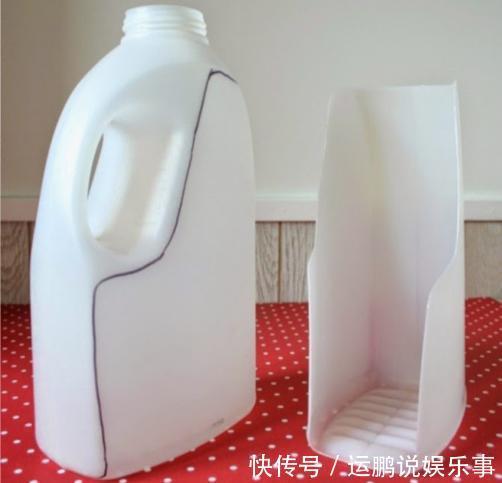 攒6个塑洗衣液壶，剪掉一半给孩子当书架，邻居都说要回家跟着学