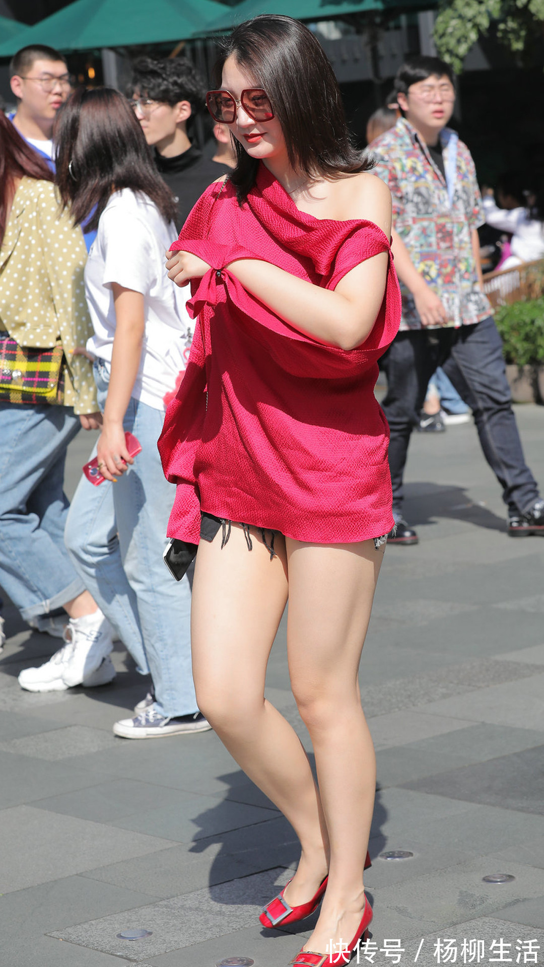 露肩|红色宽松露肩衬衣搭配超短牛仔裤, 飘逸柔美, 灵动感十足