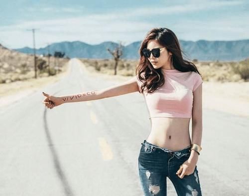  小姐姐穿上牛仔裤，时尚又性感，美得让人侧目！