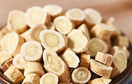 每天坚持喝两杯黄芪泡水,四个好处不请自来,