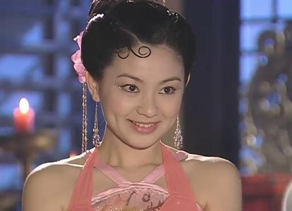 人气巅峰时,陈秀丽还在电视剧《刁蛮公主》扮演文媚儿,尝试扮演反角