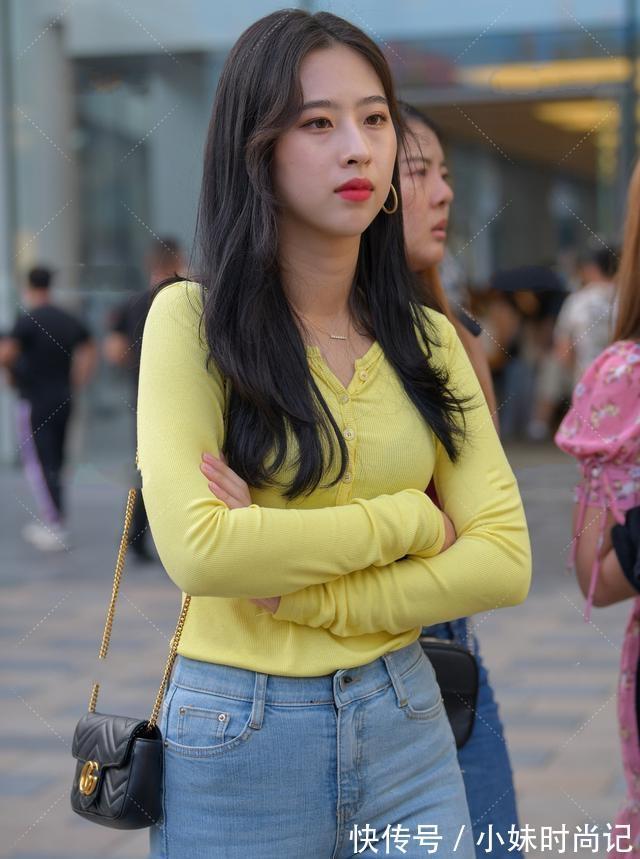 蕾丝|黄色活泼上衣搭配浅蓝色牛仔裤,自然舒适,甜美动人