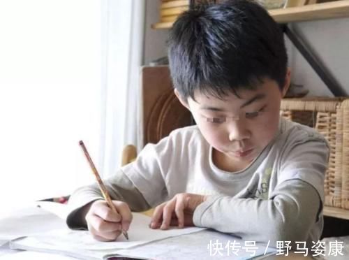 小喆|孩子经常熬到夜里10点以后睡,白天犯困事小,4个影响对娃不利