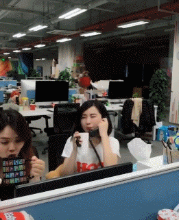 |搞笑GIF:看出来家庭地位了吧?