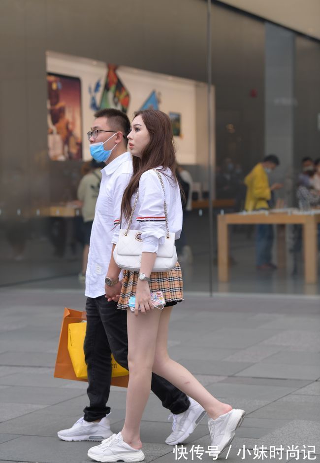 小姐姐|小姐姐的时髦穿搭,白衬衫配百褶裙,打造出青春迷人的学院风