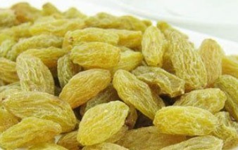 零食|葡萄干不要当零食吃了，如此搭配泡水喝，气血足了，晚上睡眠好