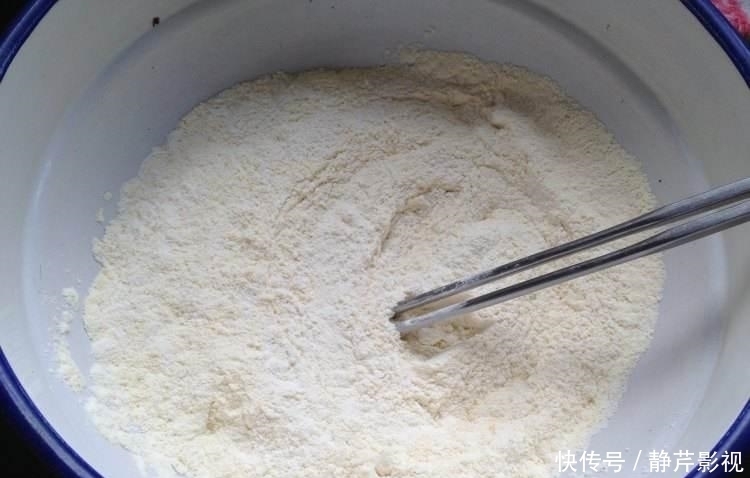 家里的面粉用来这样吃，全家人都喜欢吃，快来学学吧