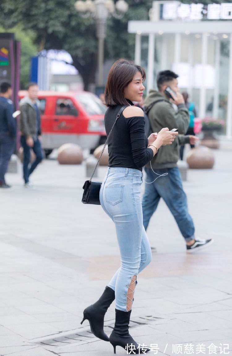 上衣|美女穿搭：出镜率超高的牛仔裤，搭配一件搂肩上衣，身形充满线条感