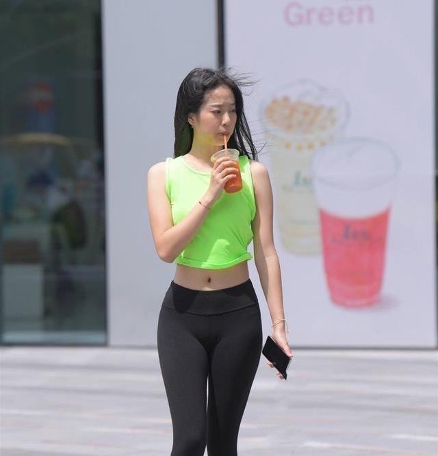 心机 姐姐穿的太“心机”，浅绿色的背心配上黑色的打底裤，显瘦而时尚