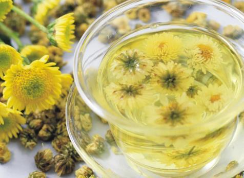 泡水|菊花加“它”泡水,能排毒养颜,保护视力,肝脏越来越健康