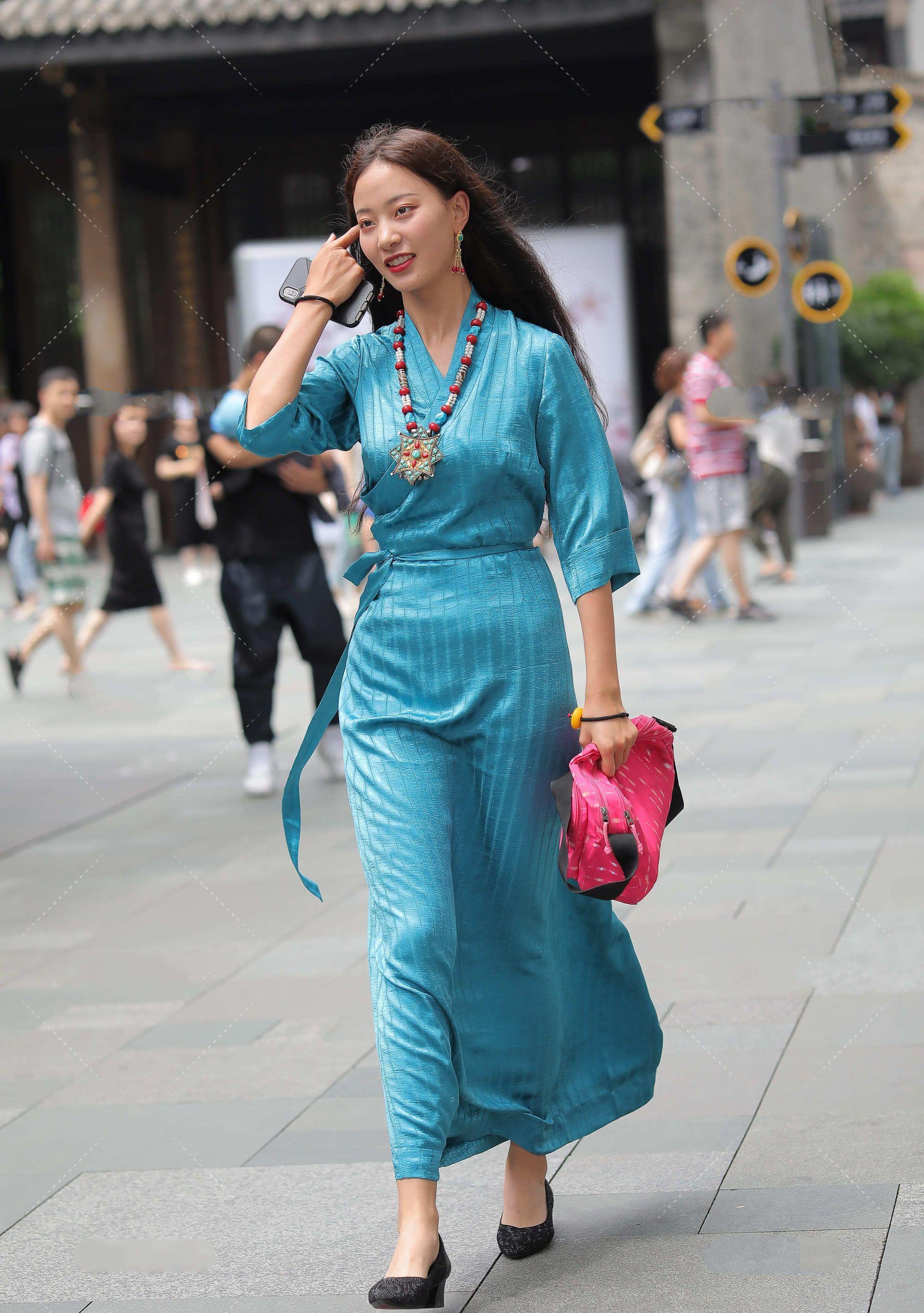 波浪|蓝色长款修身裙,搭配大波浪发型,满满的民族风,也太好看了