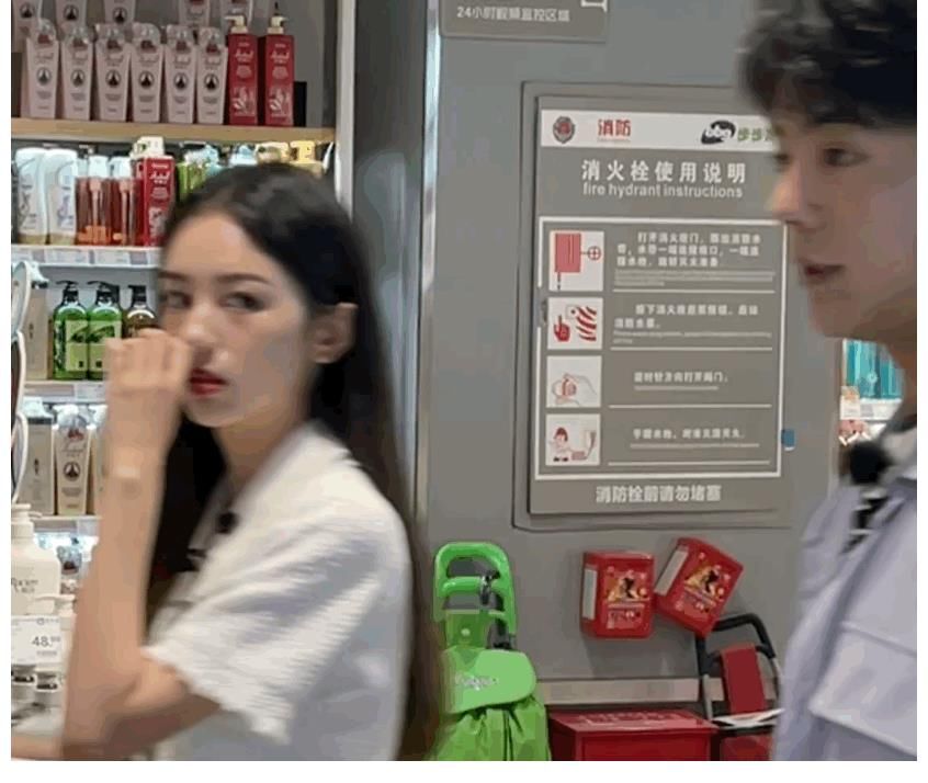 龚俊|中餐厅5再出路透,路人镜头下的周也好甜,龚俊花蝴蝶衬衫好绝