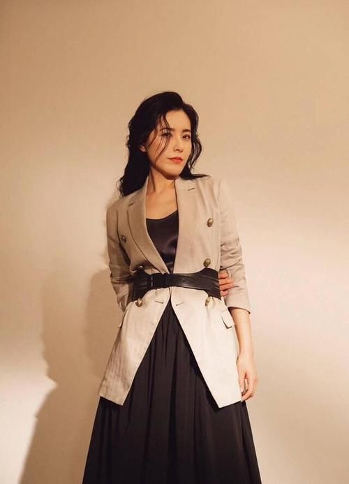 曾黎 真懂搭配技巧，拼接款风衣点缀蓝色花边，时尚减龄御姐范十足