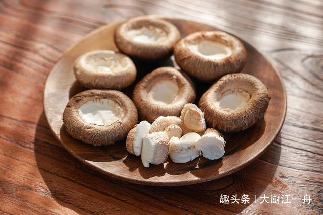 买香菇时，挑颜色深的还是浅的的菜农教你4招，别再买错了