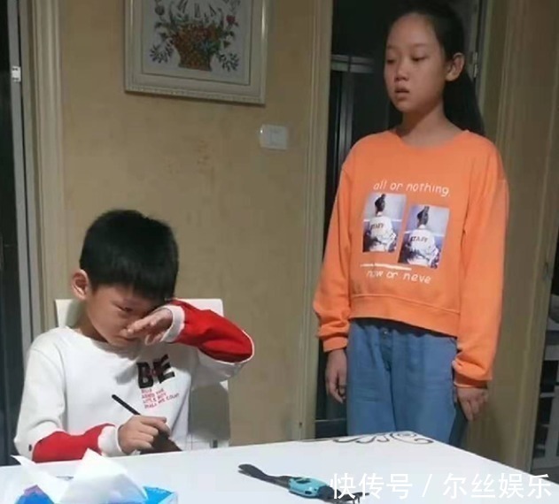 弟弟|“暴躁姐姐”在线教育弟弟,父母不敢帮儿子求情,网友:女中豪杰