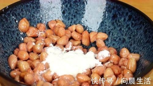 做法|花生米里打2个鸡蛋,教你个神奇做法,没想到这么好吃,上桌扫光