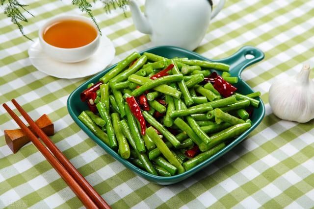 豆角|炒豆角时，焯水过油都不对，大厨教你一招，豆角翠绿软嫩还入味