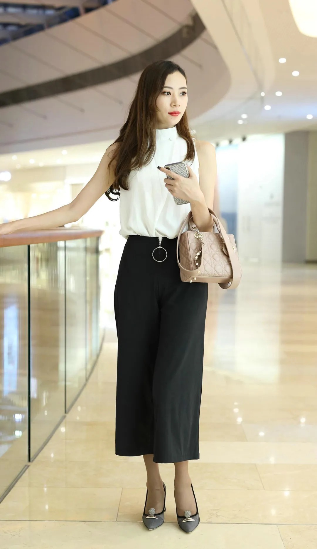 美女 淡雅脱俗的美女,白色休闲上衣搭配黑色长裤,气质优雅大方!