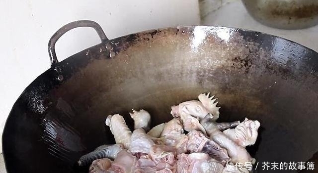 鲜嫩|炖鸡肉时,千万不要直接加水炖,多做这一步,鸡肉鲜嫩,没有腥味！