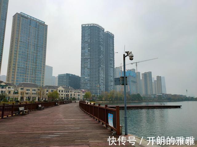 梅溪湖@《五绝·冬日游梅溪湖》逍遥碧水边,湖清树自闲