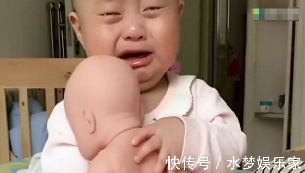 娃娃|宝妈骗儿子说又生了个弟弟,儿子看着手里的弟弟,无法淡定了