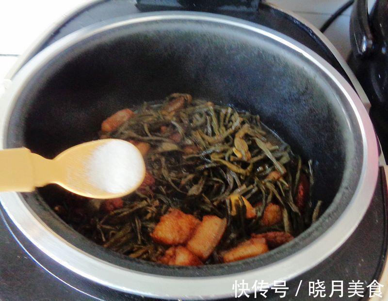 看我家冬天周末午餐，干豆角红烧肉配土豆丝，好吃不油腻又好做