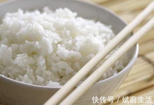 大米|蒸米饭只会加水?难怪不好吃,分享3个技巧,粒粒分明香喷喷的