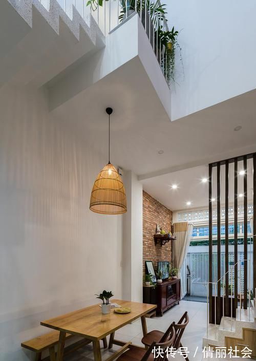 餐厅|一家3口卖掉城里房子,回农村花2年建栋复式,现在的家又大又舒服