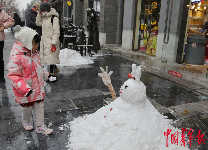 前门商业街|雪后的北京前门大街 小雪人“争奇斗艳”