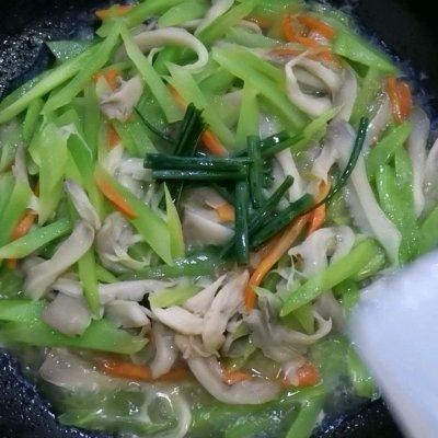 莴笋炒平菇，鲜倒眉毛，你吃过吗？
