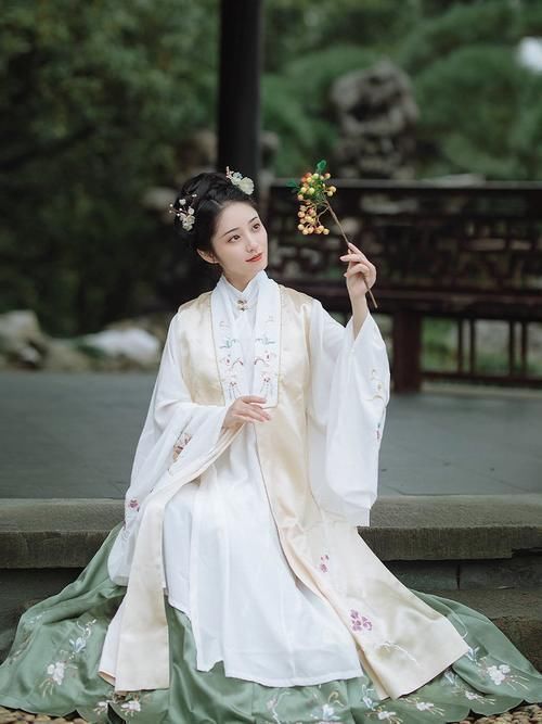 齐胸襦裙#各个朝代的代表性汉服,明制端庄,宋制优雅,你最喜欢哪一种?