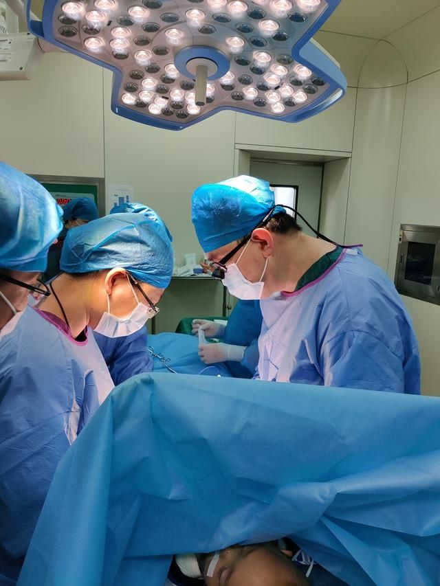 5岁男孩只能蹲着小便，医生缝百针重建尿道