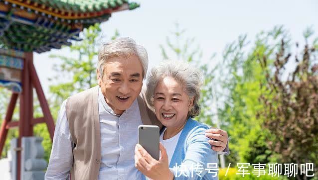 老夫老妻|60岁夫妻还共住一屋，是夫妻情深还是条件不允许？