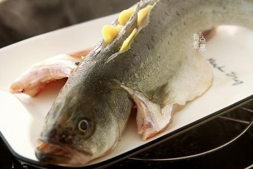 正确|清蒸鱼，放盐和生抽都不对！厨师：教你正确做法，鱼肉鲜嫩无腥味
