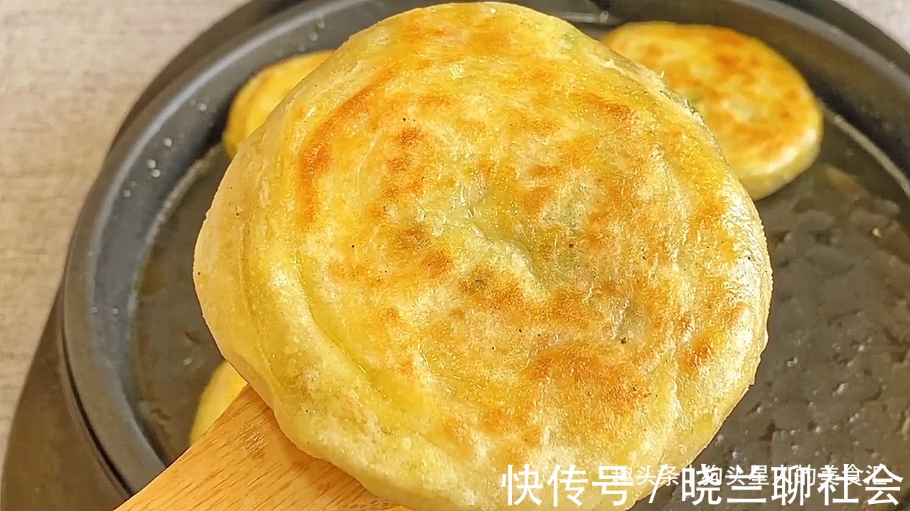 做法|葱油饼家常做法,记住关键3点,做的饼外酥里软,比早餐店的好吃