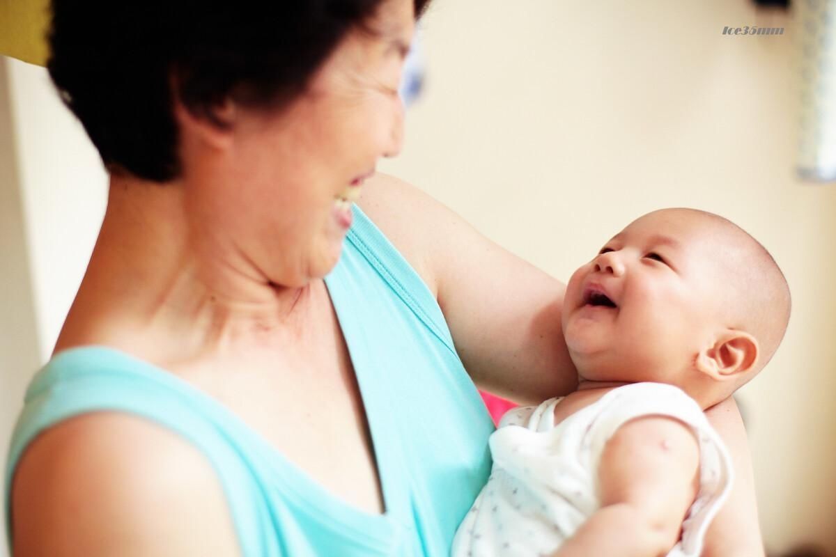 烟味|新生儿出生后,这4种人想来抱娃时家长要拒绝,关系再亲近也不行