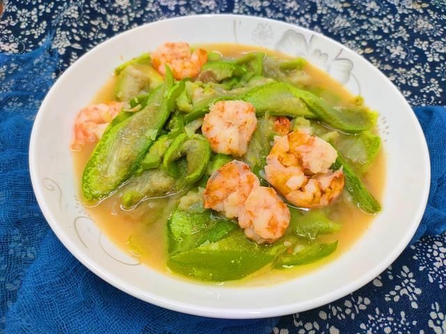 微红|丝瓜和大虾是绝配，三伏天要多吃，清凉祛暑热，安然度过夏天