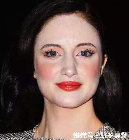 俗气|过了30岁的女人化妆时,注意避开这些误区,不然的话既显老又俗气