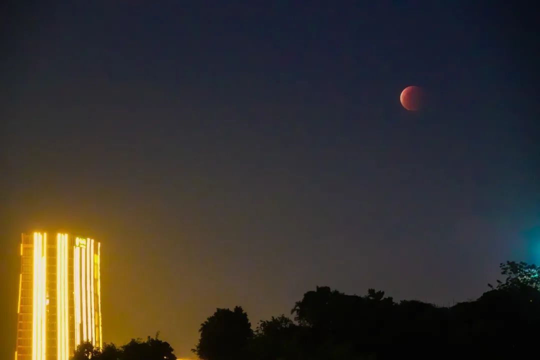 满城 “超级月全食”全程回放，漳州满城“追月人”~