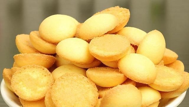 家人|鸡蛋别再炒着吃了,学会新吃法,做成小零食,香甜酥脆,家人爱吃