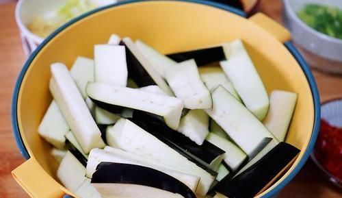 花青素|茄子此做法简直太下饭了,好吃到连汤汁都不剩,成本不到5块钱