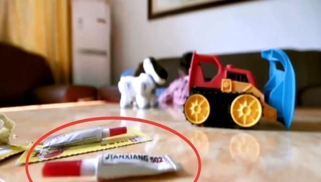 滴入|儿子把502胶水滴入眼里,爸爸的紧急处理方式,医生称赞有常识