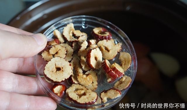 苹果煮着吃更有营养每天一碗，驱寒滋补赛人参，冷天喝特养人