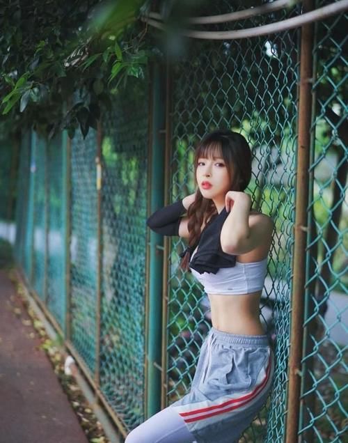 姐姐的运动风格，吊带背心+灰色短裤，酷帅而淘气
